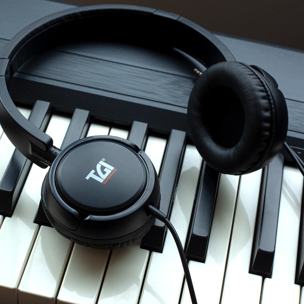TGI SoundShare Education Headphones with Audio Sharing Connector - Image 10