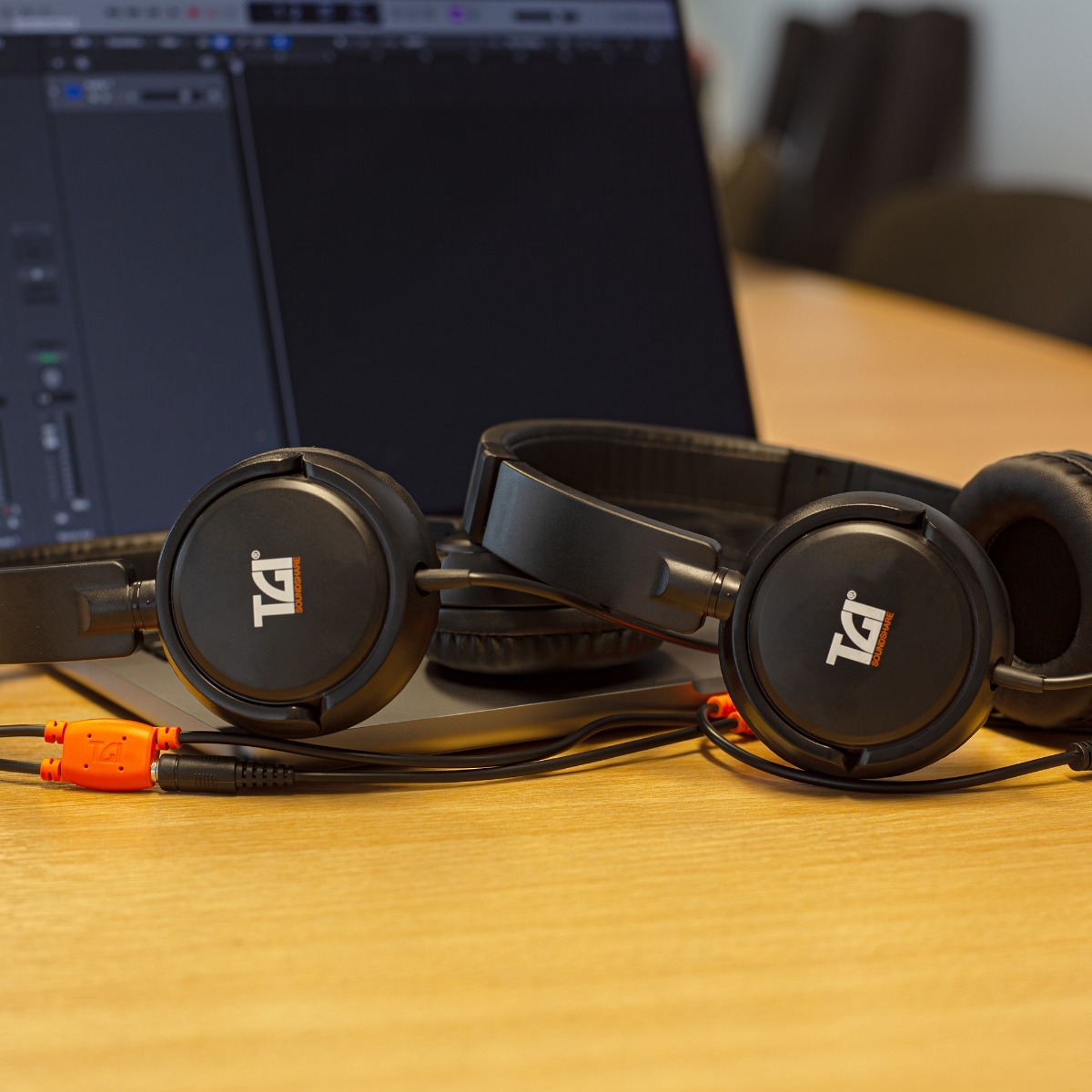 TGI SoundShare Education Headphones with Audio Sharing Connector - Image 7