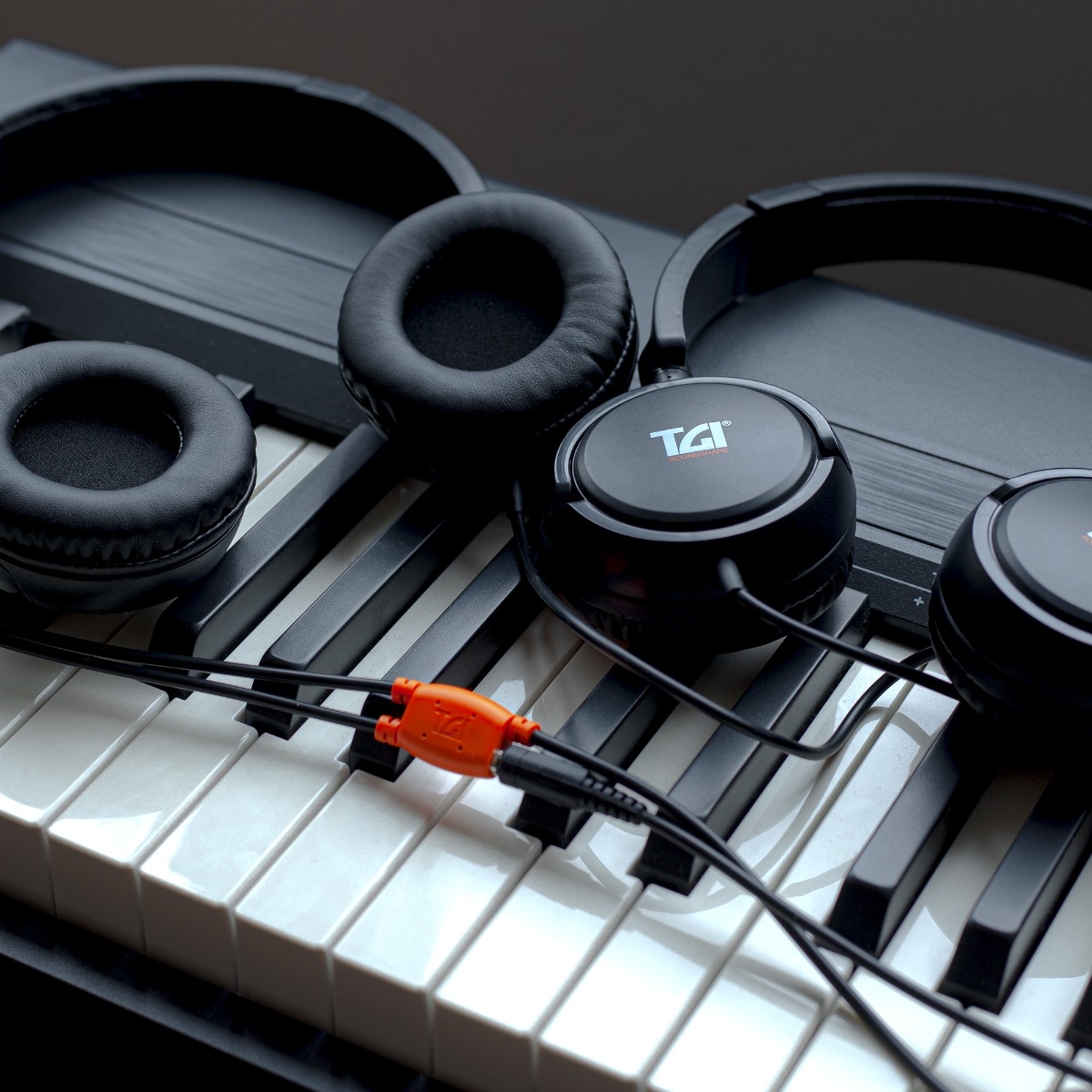 TGI SoundShare Education Headphones with Audio Sharing Connector - Image 8