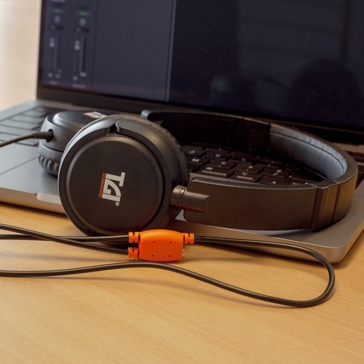 TGI SoundShare Education Headphones with Audio Sharing Connector - Image 11