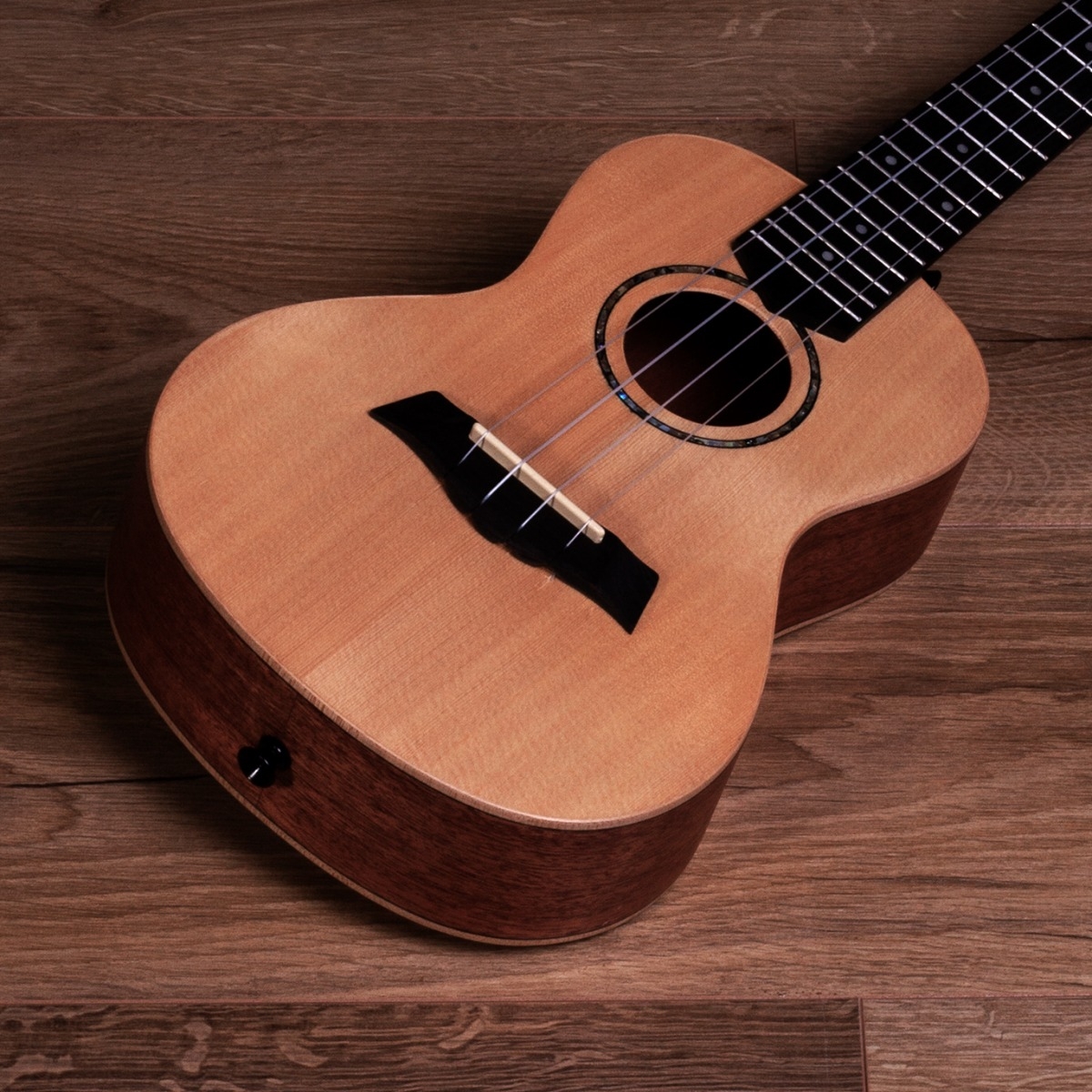 Barnes & Mullins Concert Ukulele - Spruce - Image 4